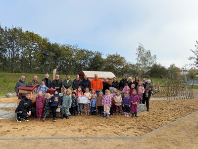 Bild vergr��ern: Neuer Themenspielplatz �Kalkwerkindustrie� in Bamenohl er�ffnet - Spiel, Bewegung und ein St�ck Bamenohler Geschichte